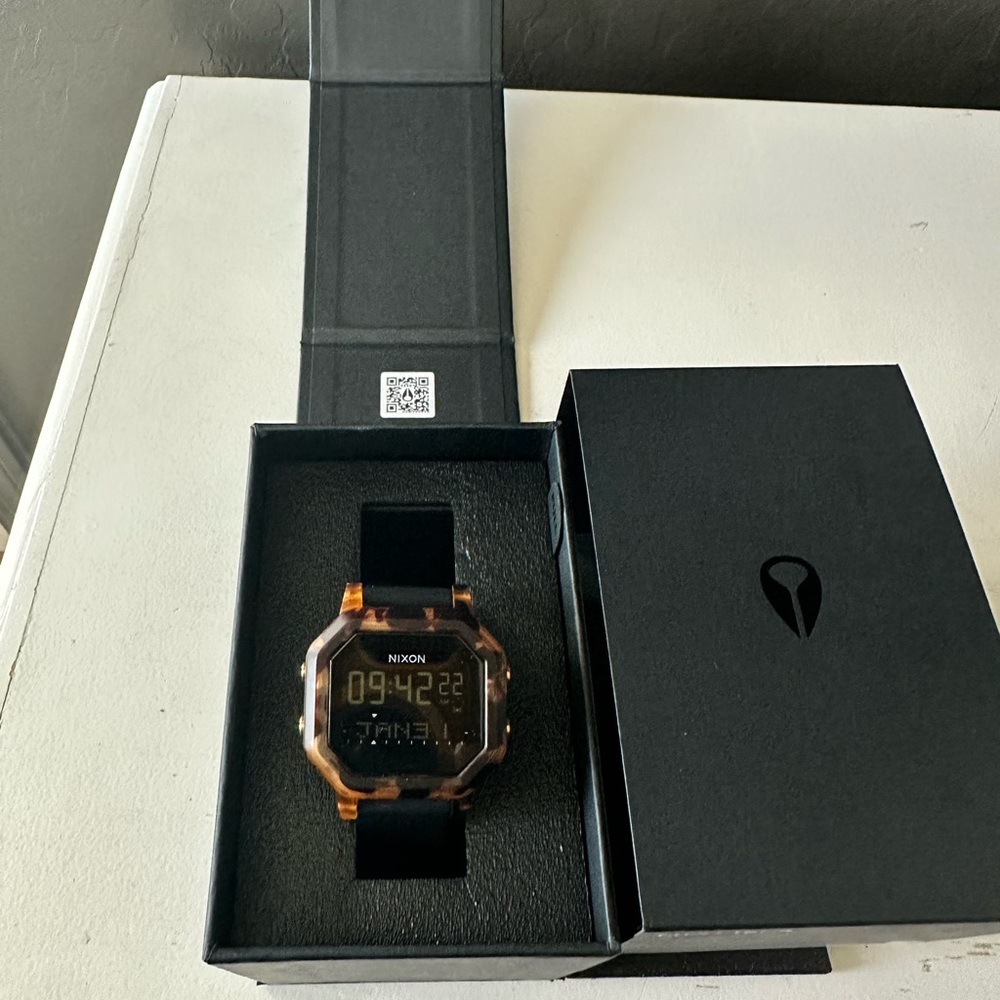 Nixon Siren Black and Gold Watch Like- New ✨✨